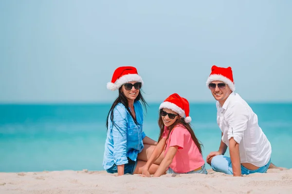Szczęśliwa rodzina z dwójką dzieci w Santa Hat na wakacjach — Zdjęcie stockowe