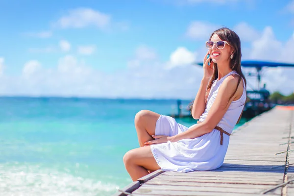 Jovem mulher bonita se divertindo na costa tropical. Fundo menina feliz o céu azul e água azul-turquesa no mar na ilha do caribe — Fotografia de Stock