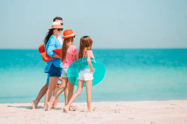 Giovane famiglia in vacanza hanno un sacco di divertimento — Foto Stock