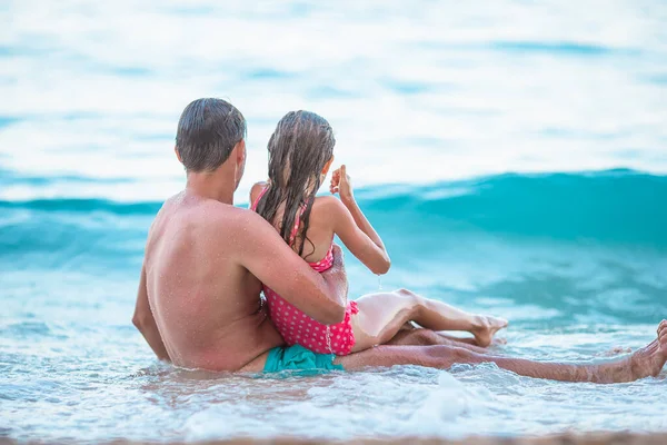 Vater und Tochter genießen Strandurlaub — Stockfoto