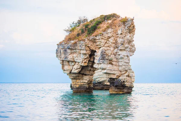 Mattinata Faraglioni stacks and beach coast of Mergoli, Vieste Gargano, Apulia, Italy. — Stock Photo, Image