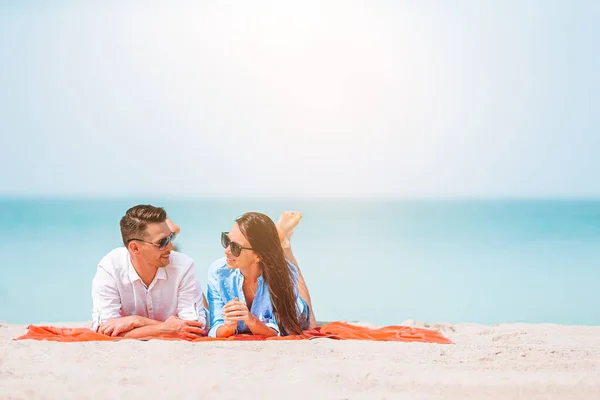 Jeune couple sur la plage de sable blanc pendant les vacances d'été. — Photo