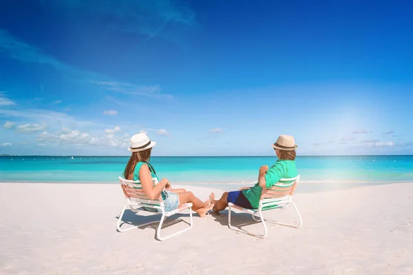 Молода пара на білому пляжі під час літніх канікул . — стокове фото