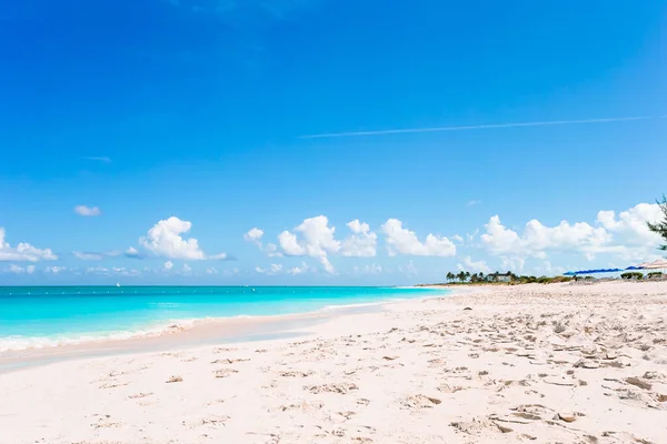 Spiaggia tropicale idilliaca nei Caraibi con sabbia bianca, acqua turchese dell'oceano e cielo blu — Foto Stock