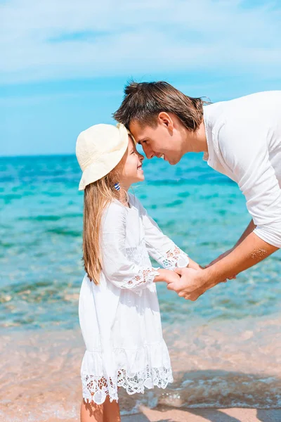 Liten flicka och glad pappa har roligt under stranden semester — Stockfoto