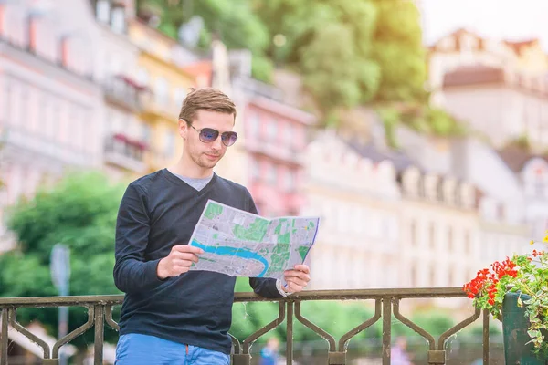 Hombre turista al aire libre en pueblo italiano de vacaciones —  Fotos de Stock