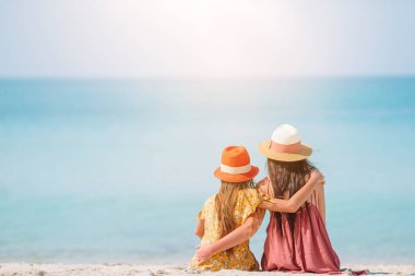 Güzel anne-kız Karayipler sahilinde yaz tatilinin tadını çıkarıyorlar..