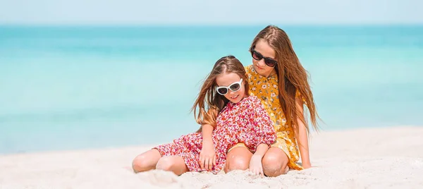 Two kids making sand castle and having fun at tropical beach — Stock Photo, Image