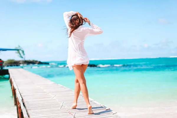 Giovane donna di moda sulla spiaggia relax — Foto Stock