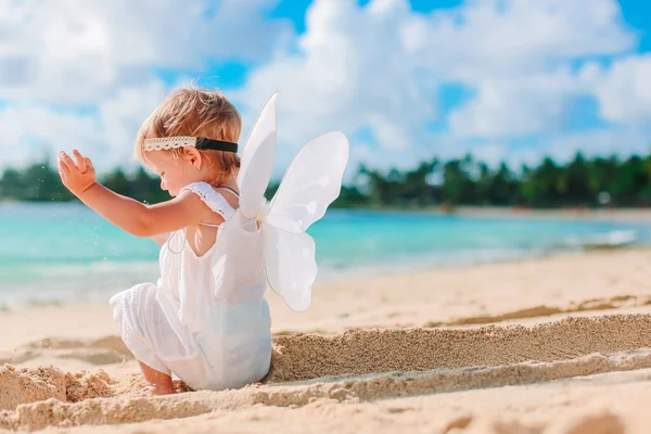 Bella ragazza che indossa ali d'angelo sulla spiaggia — Foto Stock