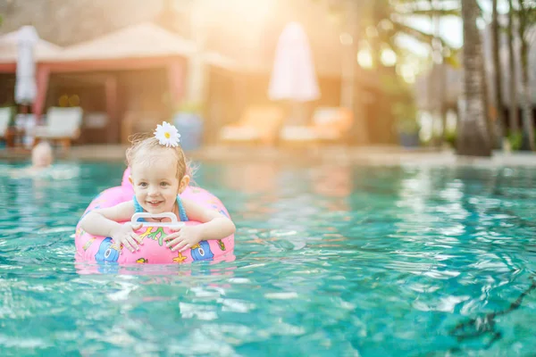 Klein schattig meisje in het buitenzwembad — Stockfoto