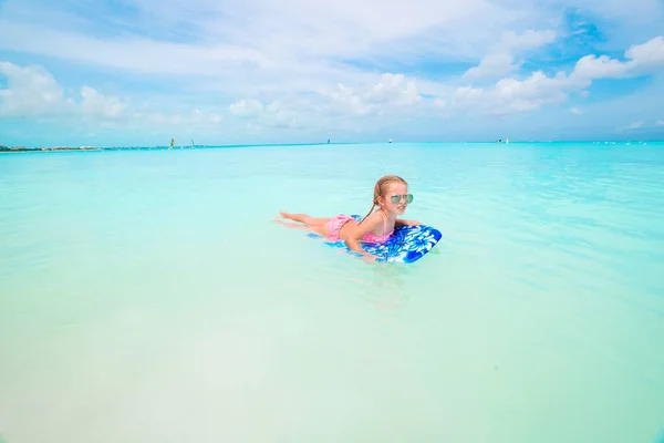 Niña relajándose en colchón inflable del aire en el mar —  Fotos de Stock