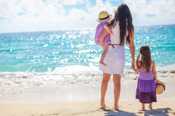愛らしい女の子と若いです母上の熱帯の白いビーチ — ストック写真