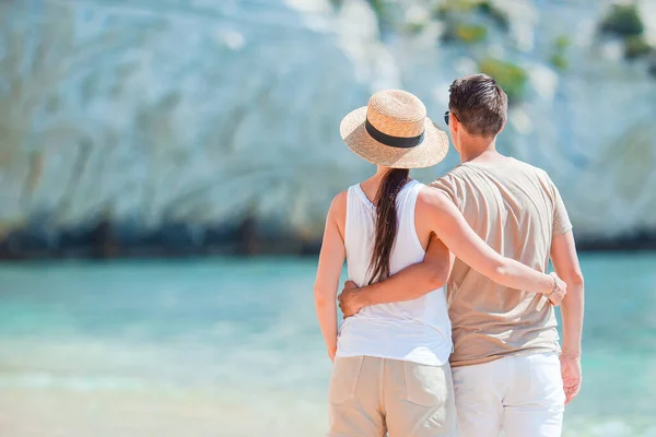 Pareja joven en playa blanca durante las vacaciones de verano. —  Fotos de Stock