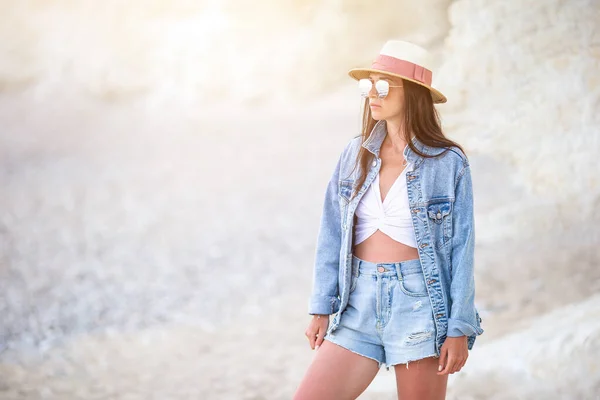 Junge schöne Frau am weißen tropischen Strand. — Stockfoto