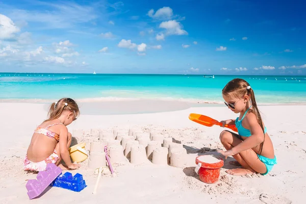 Deux enfants faisant château de sable et s'amusant à la plage tropicale — Photo