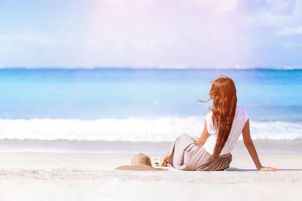 Young fashion woman relax on the beach — Stock Photo, Image