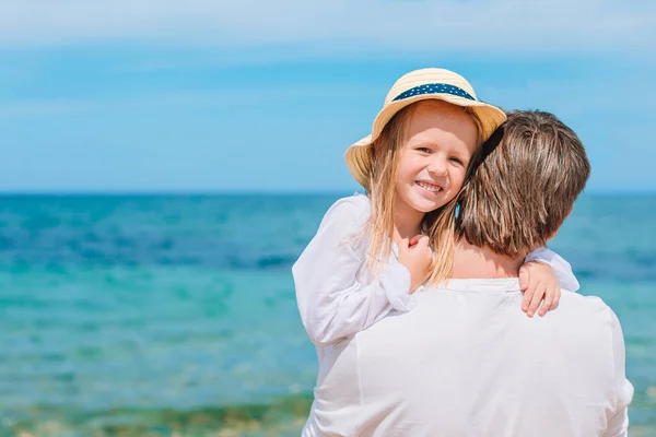 Liten flicka och glad pappa har roligt under stranden semester — Stockfoto