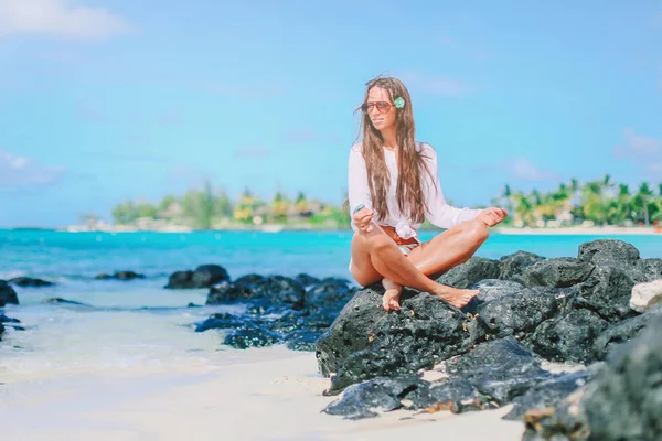 Hermosa chica en posición de yoga durante las vacaciones tropicales — Foto de Stock
