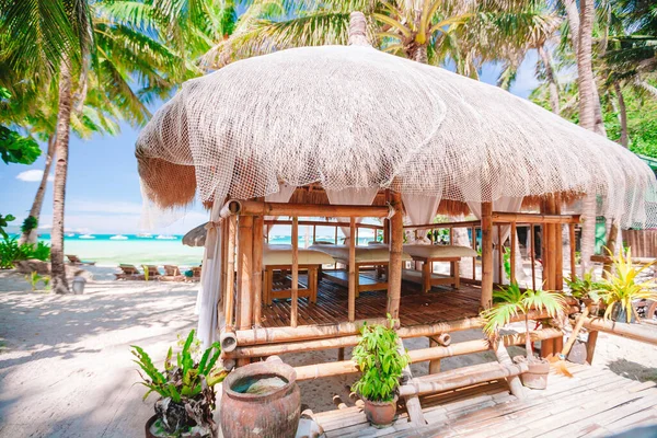 Массаж экзотический павильон на тропическом пляже — стоковое фото