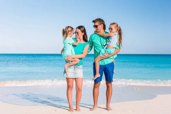 Giovane famiglia in vacanza hanno un sacco di divertimento — Foto Stock