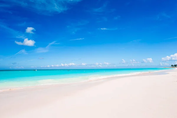 Idyllische tropische strand in Caribisch gebied met wit zand, turquoise oceaan water en blauwe lucht — Stockfoto