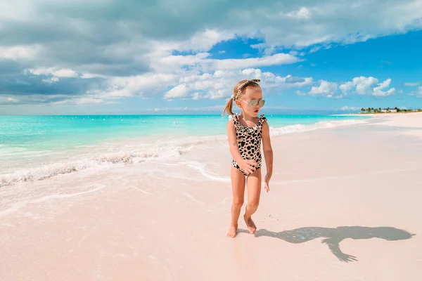 Entzückende kleine Mädchen haben Spaß am tropischen Strand im Urlaub — Stockfoto