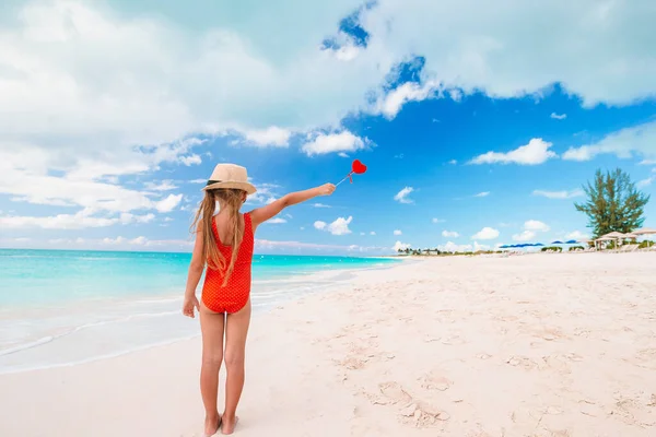 Adorabile bambina divertirsi sulla spiaggia tropicale durante le vacanze — Foto Stock