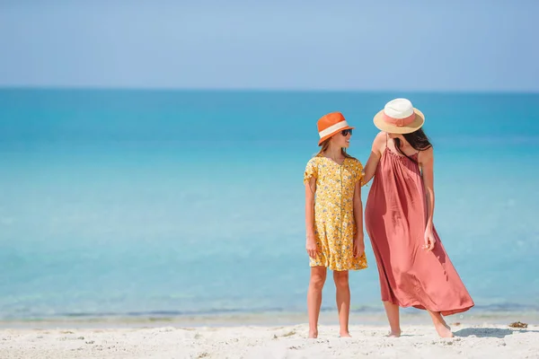 Schöne Mutter und Tochter am Strand — Stockfoto