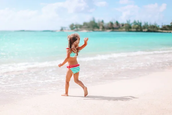 Ativo menina na praia ter um monte de diversão . — Fotografia de Stock