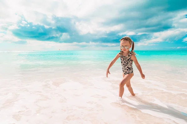 Ativo menina na praia ter um monte de diversão . — Fotografia de Stock