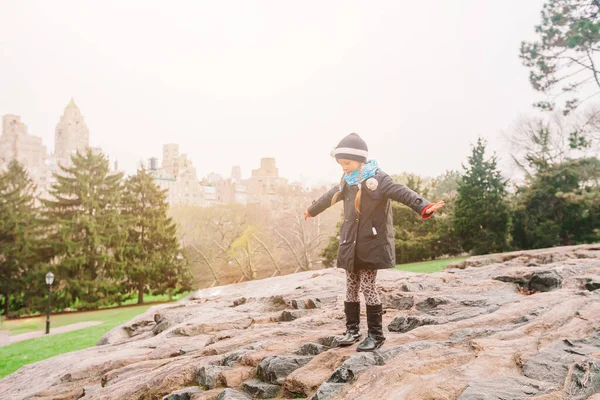 Adorabile bambina a Central Park a New York — Foto Stock