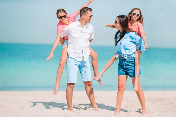 Joven familia de vacaciones tienen un montón de diversión — Foto de Stock