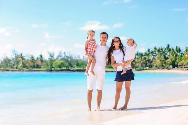 Молодая семья в отпуске веселится — стоковое фото