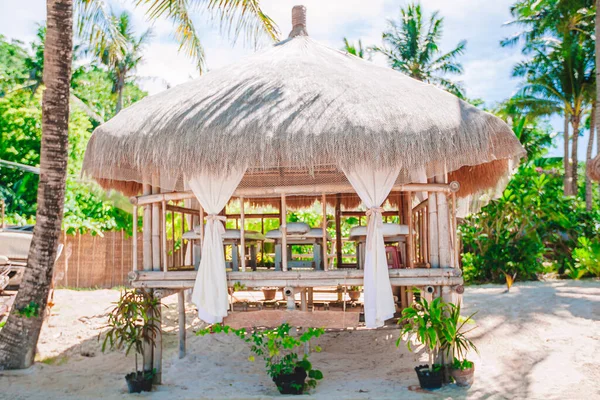 Masaje pabellón exótico en la playa tropical —  Fotos de Stock