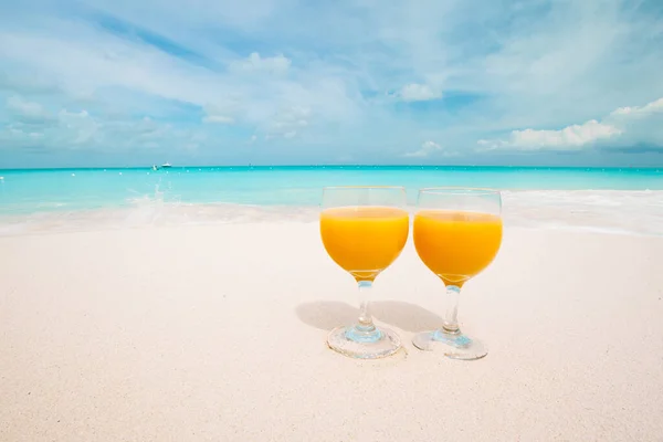 Två goda drinkar på tropisk vit strand — Stockfoto