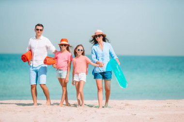 Genç aile tatilde çok eğleniyor.