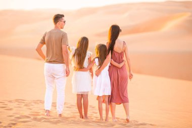 Birleşik Arap Emirlikleri 'ndeki Rub al-Khali çölündeki kum tepeleri arasında yaşayan insanlar