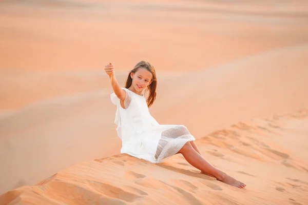 Девушка среди дюн в пустыне Руб аль-Хали в Объединенных Арабских Эмиратах — стоковое фото