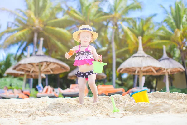 热带白沙滩上的小女孩在做沙堡 — 图库照片
