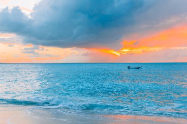 Beyaz kum, turkuaz okyanus suyu ve mavi gökyüzü ile Karayipler 'deki Idyllic tropik plajı