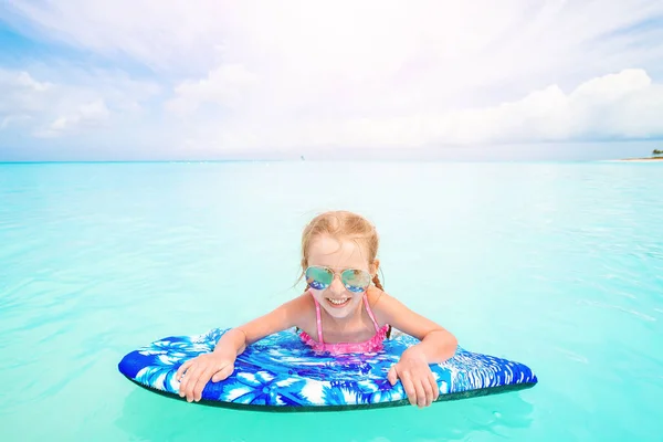 Menina que relaxa no colchão de ar inflável no mar — Fotografia de Stock