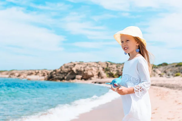Schattig klein meisje veel plezier op tropisch strand tijdens vakantie — Stockfoto