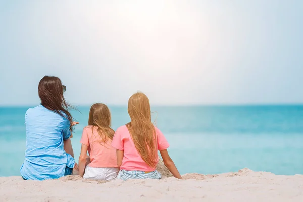 Anne ve küçük kızları tropik plajda — Stok fotoğraf