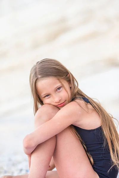 Adorable niña se divierten en la playa tropical durante las vacaciones —  Fotos de Stock