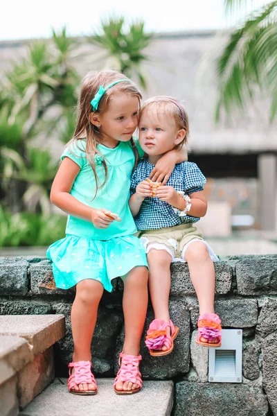 Adorables petites filles en vacances exotiques d'été — Photo