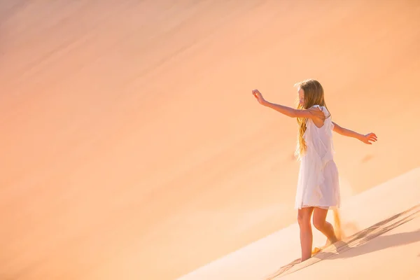Девушка среди дюн в пустыне ОАЭ — стоковое фото