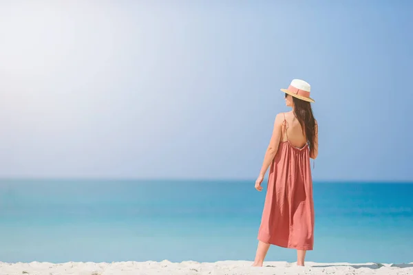 Mujer tendida en la playa disfrutando de vacaciones de verano mirando al mar — Foto de Stock