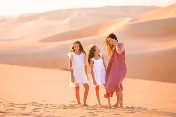 Mensen tussen duinen in de Rub al-Khali woestijn in de Verenigde Arabische Emiraten — Stockfoto