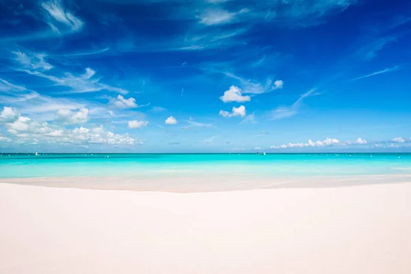 Playa tropical idílica en el Caribe con arena blanca, agua de mar turquesa y cielo azul —  Fotos de Stock